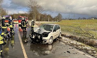 Der Einsatz beim Unfall nahe Fürstenau. - FFW Höxter