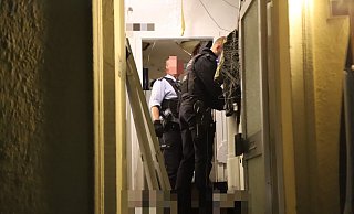Einsatzkräfte inspizieren das Innere des Reihenhauses. - Charlotte Mahncke