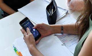 Handynutzung im Unterricht - ein Reizthema für Lehrer, Eltern und Schüler. - (c) dpa-Zentralbild