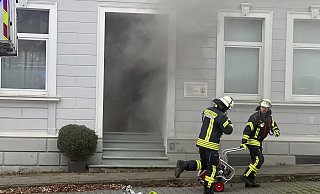 Qualm trat aus der Haustür aus, die Feuerwehr drang in den Keller vor. - Paul Brinkmann