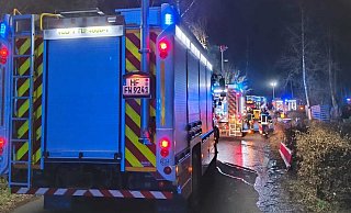 Die Feuerwehr leuchtet en Bereich rund um das Seniorenheim aus, damit die Helfer arbeiten können. - Claus Frickemeier