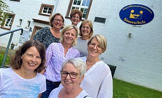 Die Ehrenamtsbörse in Salzkotten organisieren (unten, v. l.) Inge Kamp und Beatrix Rochel, zweite Reihe (v. l.) Liane Kling und Uschi Schrader, dritte Reihe (v. l.) Simone Stute und Heike Dittrich sowie hinten Susanne Berg. - Jens Reddeker