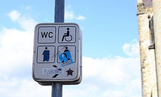 Wer dringend seine Notdurft verrichten muss, ist froh über jede öffentliche Toilette, die es in der Nähe gibt. - Lena Henning