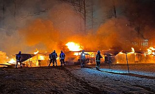 Zahlreiche Einsatzkräften bekämpften die Flammen in dem Stall. Für sieben Tiere kamen die Retter zu spät. Foto: Charlotte Mahncke - Charlotte Mahncke