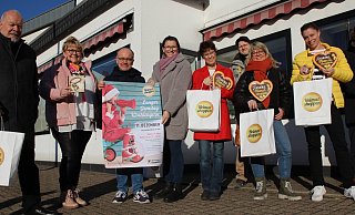 Bürgermeister Rüdiger Meier (v.l.), Petra Rullkötter vom Bündnis für Familie, Oliver Weisheit und Bianca Weber von Kirchlengern handelt, Jutta Oepping-Henning von Optik Oepping, Patrik Weber von der Tiki Bar Bünde, Tanja Hofbauer vom Schuhhaus Stallmann, Ellen Oepping-Kraft von Optik Oepping und Marc Riso von der IHK. - Jan-Henrik Gerdener