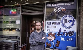 Mirko Jeguschke ist Kellner in der "Kleinen Kneipe" und erlebte den Angriff mit. - Paul Brinkmann