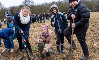 Mathilda (v. l.), Hanna, Denny und Lewis sind einige der rund 1.000 Schülerinnen und Schüler der Olof-Palme-Gesamtschule, die sich am „Pflanztag“ beteiligen. - Ralf Bittner