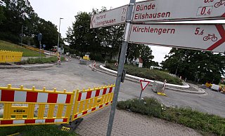 Am Kreisel an der Eilshauser Kirche sind noch einige Arbeiten zu erledigen. - Björn Kenter