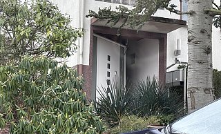 Die bei der Polizeiaktion beschädigte Tür in Vlotho. - Lukas Brekenkamp