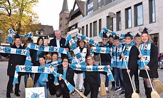 Bürgermeister Daniel Hartmann (Mitte), die stellvertretende Vorsitzende Diana Freytag (Mitte vorne) und die Vorsitzende Simone Kube (rechts) begrüßen die fünfte Jahreszeit in der Höxteraner Innenstadt. - Thomas Kube