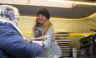 Kerstin Maquard backt in ihrem umgebauten Nagetusch von 1972 Flammkuchen. - Joel Beinke