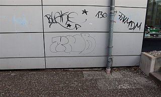 Unbekannte haben die Realschule Enger mit Graffitis beschmiert. - Polizei Herford