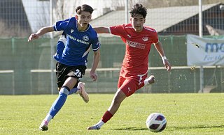 Synchronfußball: Arminias Onur Yazman (l.) und Theesens Omid Atayi trennten sich im B-Junioren-Derby 1:1. - Peter Unger