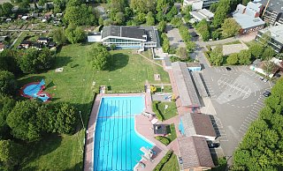 Die Löhner Bäder könnten in Zukunft neu gebaut werden. Während das Freibad in etwa am jetzigen Standort platziert wäre, könnte das Hallenbad (hier am oberen Bildrand) umziehen. Eine Studie schlägt vor, es an der Stelle der Freibadumkleiden (rechts) zu platzieren. Alternativ müssten die Einrichtungen über kurz oder lang geschlossen werden. - Wolfhard Jording