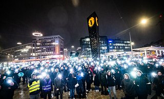 Menschen demonstrieren am Valentinstag auf dem Bielefelder Jahnplatz. - Sarah Jonek Fotografie