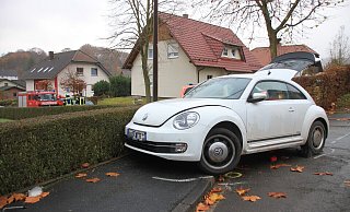 Nachdem er sich aus versehen in Bewegung gesetzt hatte, kam der VW an einem Bordstein zum Stehen. - Madita Schellenberg