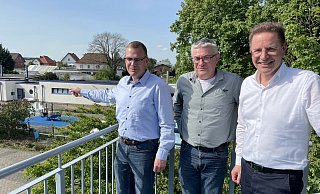 Die Schlaufen sind schwer zu erkennen - Martin Westermeier (Fachbereichsleiter Stadtentwicklung) zeigt auf die Solarabsorberanlage auf den Dächern der Sälzer Lagune. Mit dabei sind Thomas Dresbur (r., stellvertretender Betriebsleiter Stadtwerke) und Bürgermeister Ulrich Berger. - Carola Drabon