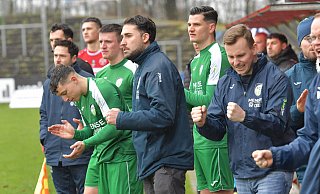 Der FC Gütersloh mit Coach Julian Hesse ist in der 77. Minute beim Stand von 4:1 bereit, durchzuwechseln. - Jens Dünhölter