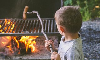 Für Kinder ist Feuer anziehend. Sie kommen bisweilen auf gefährliche Ideen beim Grillen. Deshalb dürfen Erwachsene Feuerstellen keine Sekunde unbeaustichtigt lassen. - Pixabay