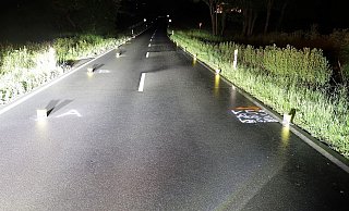 Die Polizei Höxter sichert in der Nacht Spuren auf der K59, auf der ein Fußgänger angefahren wurde und die Verursacher flüchteten. - Polizei Höxter