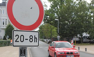 Die Schützenbrücke ist seit 2003 von 20 bis 8 Uhr gesperrt. Und das gilt auch für Radfahrer, darauf hat die Polizei jüngst hingewiesen. - Ulf Hanke