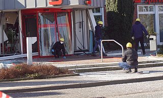 Nach der Automaten-Sprengung schauen sich Ermittler den Tatort an. - Niklas Krämer