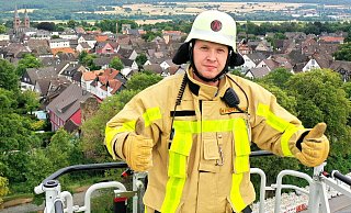 Unterbrandmeister Marcel Fichtner vom Löschzug Höxter präsentiert die neue Einsatzkleidung für die Feuerwehr der Weserstadt. Foto: Thomas Kube - Thomas Kube