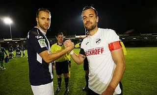 Elf Jahre lang von 2009 bis 2020 trug Jannik Schröder (r.) – hier als Kapitän bei der Begrüßung mit Daniel Brinkmann vom SC Wiedenbrück im November 2018 – das Trikot des SC Verl. Als Junior war er vom FC Stukenbrock an die Poststraße gewechselt. Für den Sportclub absolvierte er gut 250 Pflichtspiele. - Henrik Martinschledde
