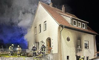 Stundenlang waren die Einsatzkräfte der Feuerwehr Büren am Sonntagabend bei diesem Kellerbrand im Bürener Stadtteil Brenken gefordert - Feuerwehr Büren