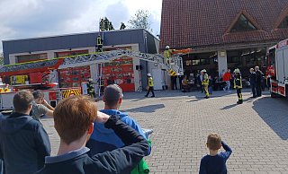 „Menschenrettung vom Dach des Neubaus unter Einsatz der Drehleiter“: So lautete die Vorgabe des Übungseinsatzes der Feuerwehr Büren im Rahmen der Eröffnungsfeier. - Johannes Büttner