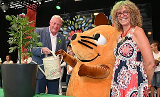 Höxters Bürgermeister Daniel Hartmann (v. l.), die Maus und Namensgeberin Simone Steins. - Thomas Kube
