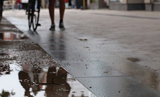 Regenfälle hinterlassen Pfützen. - MT-Foto: Johannes Tobrock