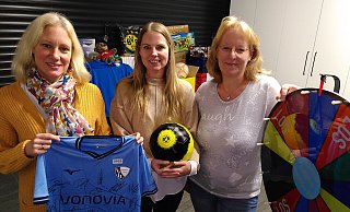 Sarah Michetschläger (v. l.), Martina Tesche und Bianca Wehmeier zeigen einige der Preise, die am Glücksrad erdreht werden können. - Judith Gladow