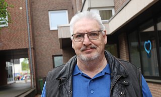 Udo Brünger reicht es. Seit Jahren bedeutet das Kirschblütenfest für ihn, dass ekelige Hinterbleibsel von Besuchern beseitigt werden müssen. - Jan-Henrik Gerdener