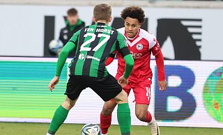 Arminia Bielefelds Thaddäus Momuluh (r.) nimmt es im Eins-gegen-eins mit dem Münsteraner Jano Ter-Horst auf. - Oliver Krato