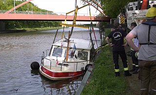 Das Boot kenterte nach dem Zusammenstoß und wurde dann geborgen. Foto: - MT