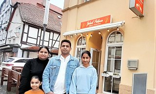 Ein starkes Familienteam sind Amanpreet Kaur Johal, ihr Mann Sonpreet Singh Johal und die beiden Kinder Harnoorpreet (12) und Sukhmani (5), ihr vor dem indischen Imbiss-Restaurant Johal Palace an der Marktstraße in Warburg. - Simone Flörke