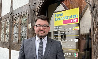 Christian Sauter (hier vor der FDP-Geschäftsstelle in Lemgo) ist studierter Wirtschaftsingenieur und sitzt seit 2017 für die lippische FDP im Bundestag. - Martin Krause