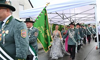 Was für ein Kleid! Schützenkönig Stefan Bockhorst und Königin Nicole Hagemann-Bockhorst beim Abmarsch unter laufenden Zelten. - BARBARA FRANKE