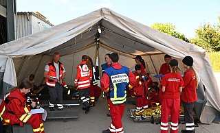 Junge Retter groß in Aktion: Mehr als 220 Nachwuchsretter aus dem gesamten Kreis Höxter hatten unlängst bei einer gemeinsamen Übung in Beverungen Feuer gelöscht, Menschenleben gerettet und technische Hilfe geleistet. - Thomas Kube