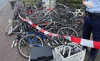 30 Fahrräder und zahlreiche Fahrradteile fand die Polizei kürzlich in diesem Haus. Sie waren gestohlen worden oder waren - bedingt durch Unfälle - nicht mehr fahrtauglich. - Polizei