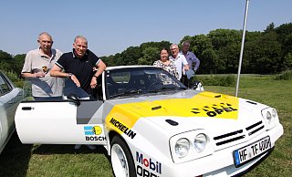 Der aktuelle Vorstand des HMSC mit Dieter Bäuerle, Michael Stachowski (stellvertretender Vorsitzender), Christina Schumacher (Schatzmeisterin), Thomas Zühr (Sportleiter) und Frank Gießelmann (Schriftführer) vor dem Manta 400 von Frank Gießelmann und Thomas Zühr aus dem Jahr 1984. - Björn Kenter