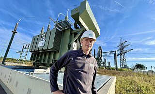 Felix Kröger hat den Bau des Borchener Umspannwerks als Projektleiter verantwortet. Über den Mast im Hintergrund fließt der Strom ab. - Jens Reddeker