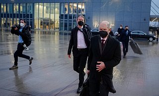 Bundeskanzler Olaf Scholz (SPD) geht zum Airbus A340 der Luftwaffe auf dem militärischen Teil des Flughafens BER. Scholz reist zu seinem Antrittsbesuch in die USA. Dort trifft er am Montag den US-Präsidenten im Weißen Haus. - picture alliance/dpa