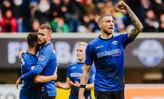 Felix Platte (r.) verlängert seinen Vertrag beim SC Paderborn. - Besim Mazhiqi