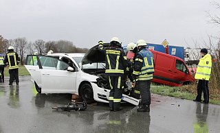 Die Feuerwehr musste einen der beiden Männer aus seinem Fahrzeug befreien. - Thorsten Heß