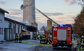 Zwei Trupps gingen unter Atemschutz sofort zur Brandbekämpfung in das Gebäude vor und konnten das Feuer nach kurzer Zeit löschen. - Feuerwehr Bad Wünnenberg