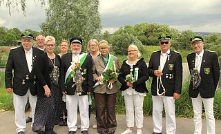 Der neue König der Rehmer Schützen Bernd Kunz inmitten seines Hofstaates Frank Helmig (v.l.), Ralf Schwier, Daniela Grabowski, Jennifer Sandmann, Bernd Kunz, Simone Diekmann, Gaby Kunz, Cornelia Petersen-Tiesmeier, Klaus Sandmann und Ulli Bauerrichter. - Andreas Jürgensmeyer