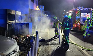 In der Nacht zu Mittwoch musste die Feuerwehr einen brennenden Kleidercontainer am Alten Rehmer Weg löschen. - Feuerwehr Bad Oeynhausen