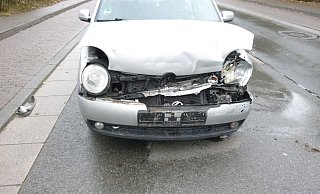 bei dem Unfall wurde der Lupo stark beschädigt. - Polizei